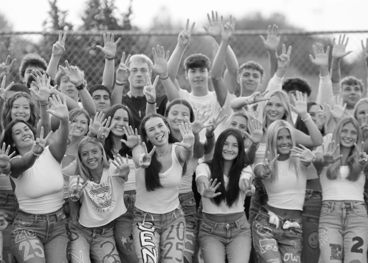 The seniors pose for a class photo during senior sunrise.