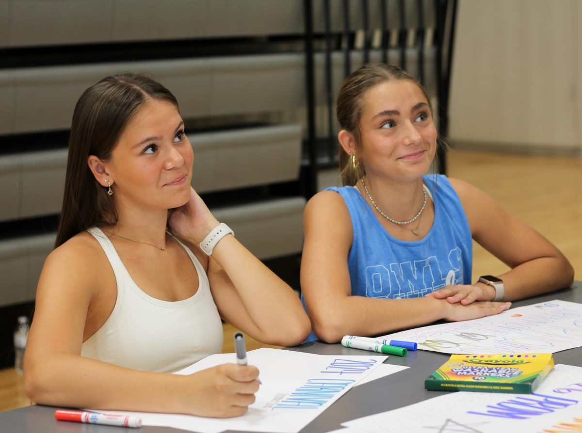 From left sophomores Jazlyn Zuniga and Brooke Bennett talk to students about sophomore committee.