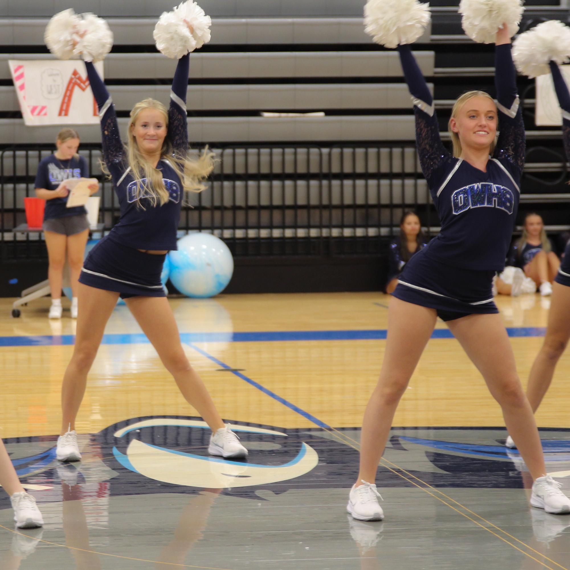 Leah Shilling and Preslie Wampler dance at freshman orientation