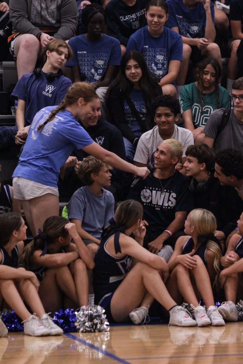 Reagan Sauter asking a freshman to guess that teacher.