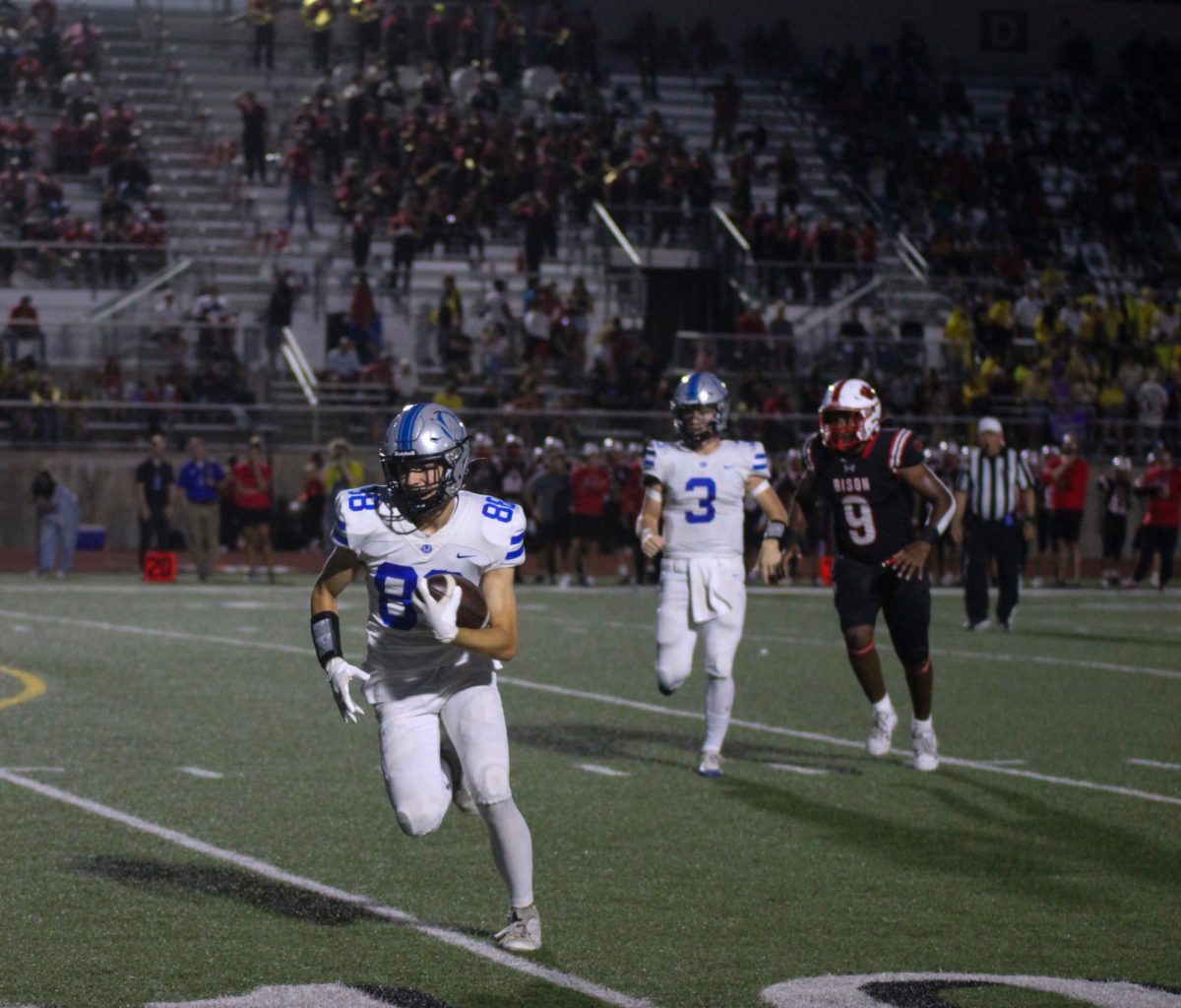 Senior Luke Zimmerman scampers towards the end zone vs Shawnee Mission North